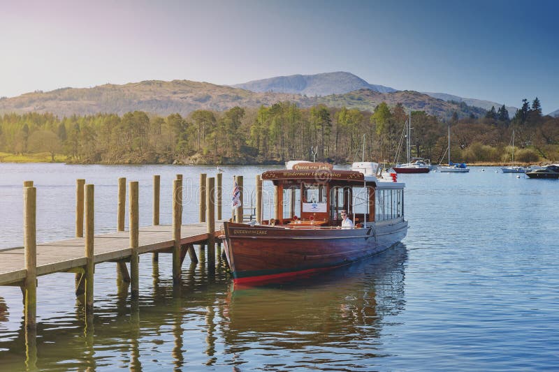Croisière de bateau de touristes chez Ambleside, une ville de bord de lac par le lac Windermere dans le parc national de secteur image libre de droits Croisière de bateau de touristes chez Ambleside, une ville de bord de lac par le lac Windermere dans le parc national de secteur image libre de droits