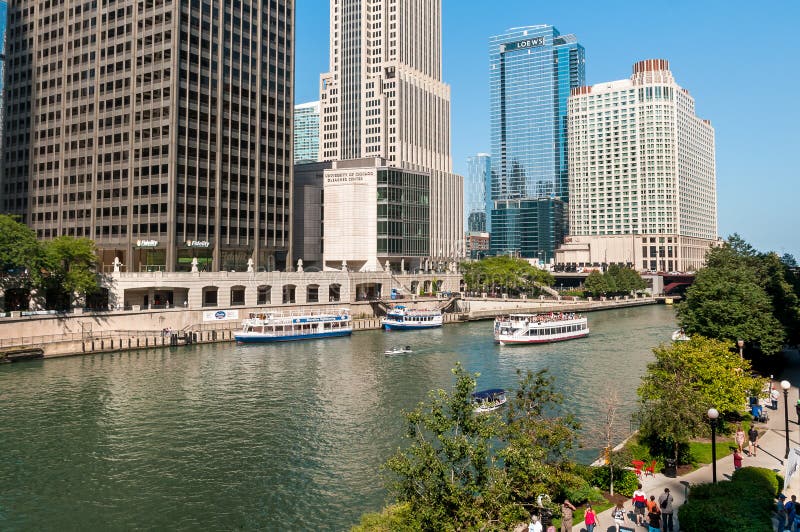 Croisière de rivière de base d'architecture de Chicago, bateaux voyageant vers le lac Michigan photos stock