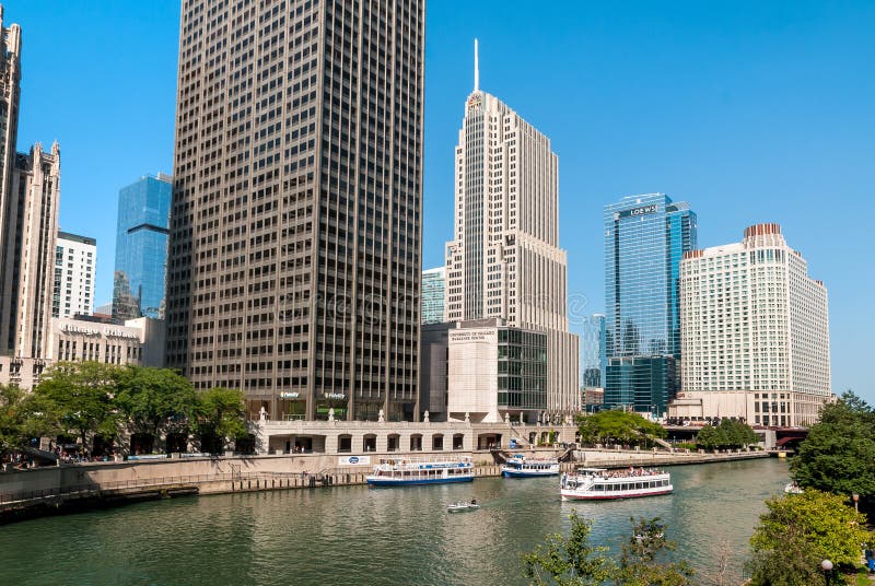Croisière de rivière de base d'architecture de Chicago, bateaux voyageant vers le lac Michigan image stock