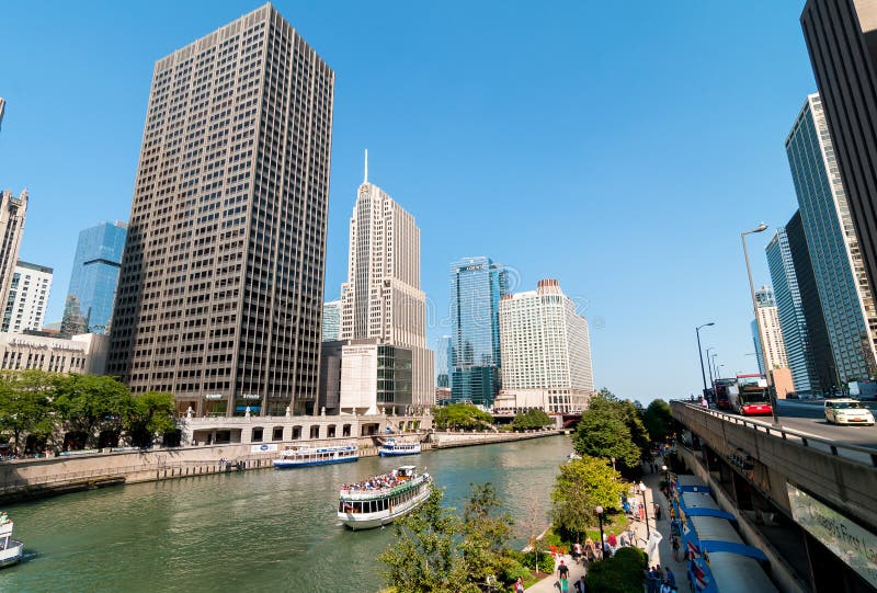 Croisière de rivière de base d'architecture de Chicago, bateaux voyageant vers le lac Michigan images libres de droits