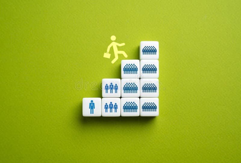 Croissance du personnel de l'entreprise. Promotion de la gestion du travail d'un grand nombre de subalternes. photo stock