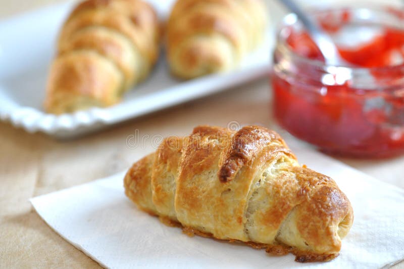 Croissant avec de la confiture de fraise photo stock Croissant avec de la confiture de fraise photo stock