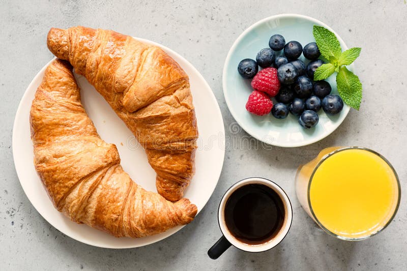 Croissant, café preto, suco de laranja e bagas frescas foto de stock Croissant, café preto, suco de laranja e bagas frescas foto de stock
