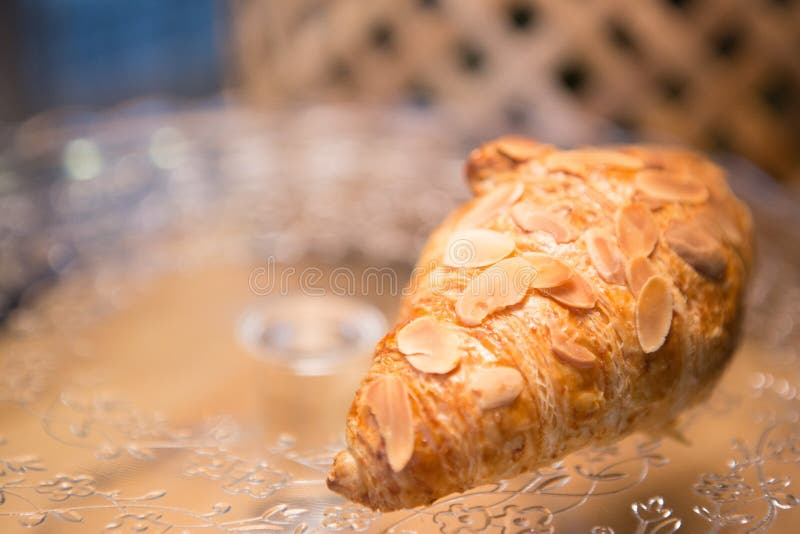 Croissant d'amande sur le plat en verre image libre de droits Croissant d'amande sur le plat en verre image libre de droits
