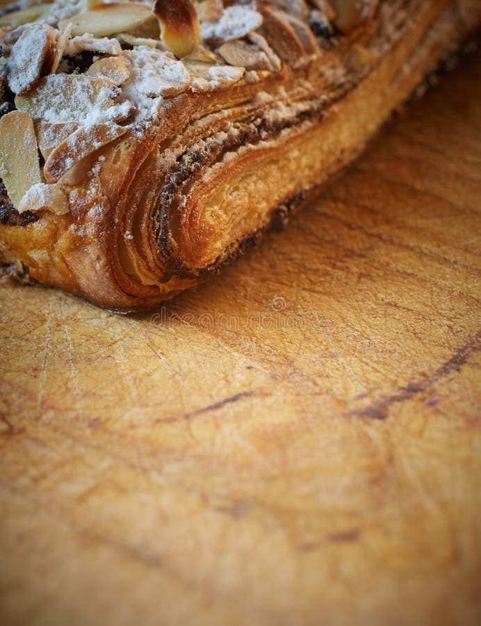 Croissant de chocolat d'amande image libre de droits Croissant de chocolat d'amande image libre de droits