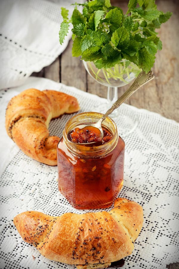 Croissant de clou de girofle avec une tasse de café photos libres de droits Croissant de clou de girofle avec une tasse de café photos libres de droits