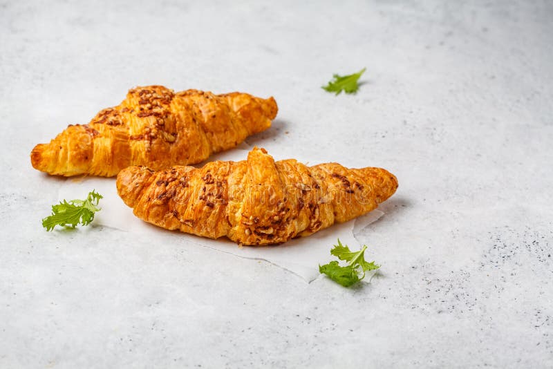Croissant del formaggio fresco su un fondo bianco fotografie stock libere da diritti Croissant del formaggio fresco su un fondo bianco fotografie stock libere da diritti