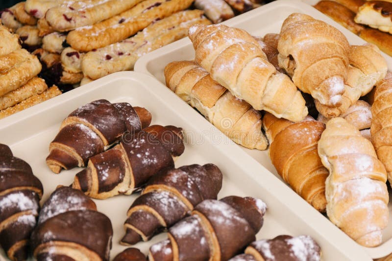 Croissant della crema e del cioccolato nella finestra del negozio fotografie stock libere da diritti Croissant della crema e del cioccolato nella finestra del negozio fotografie stock libere da diritti
