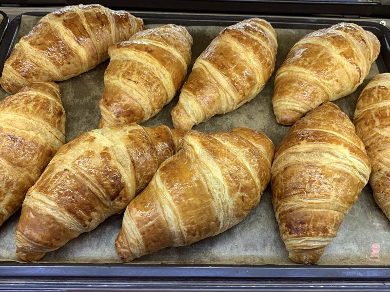 Croissant di recente al forno sull'alimento del vassoio immagini stock Croissant di recente al forno sull'alimento del vassoio immagini stock