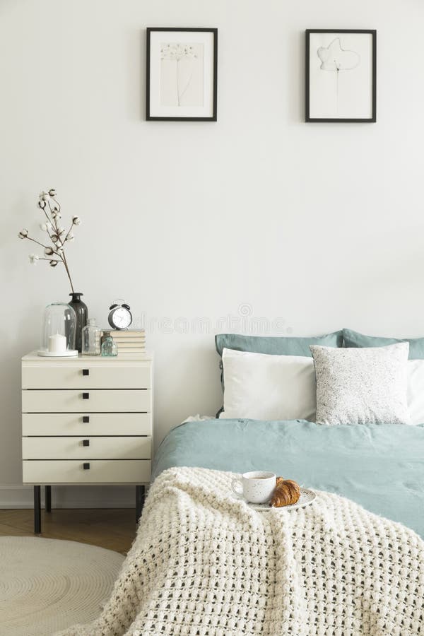 Croissant en koffie voor ontbijt op een deken op een bed in een binnenland van de pastelkleurslaapkamer Nightstand door het bed E stock afbeeldingen Croissant en koffie voor ontbijt op een deken op een bed in een binnenland van de pastelkleurslaapkamer Nightstand door het bed E stock afbeeldingen