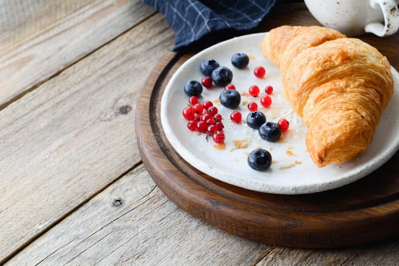 Croissant et baies de petit déjeuner continental images stock Croissant et baies de petit déjeuner continental images stock