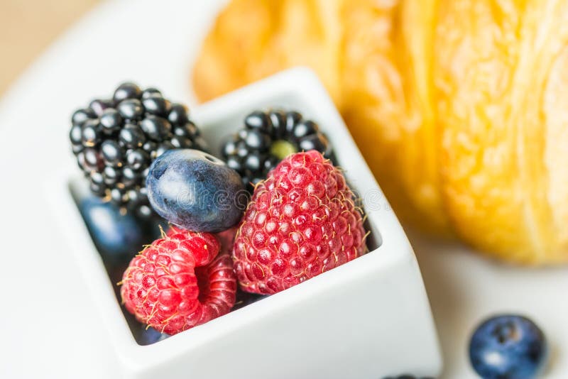 Croissant et fruits images libres de droits Croissant et fruits images libres de droits