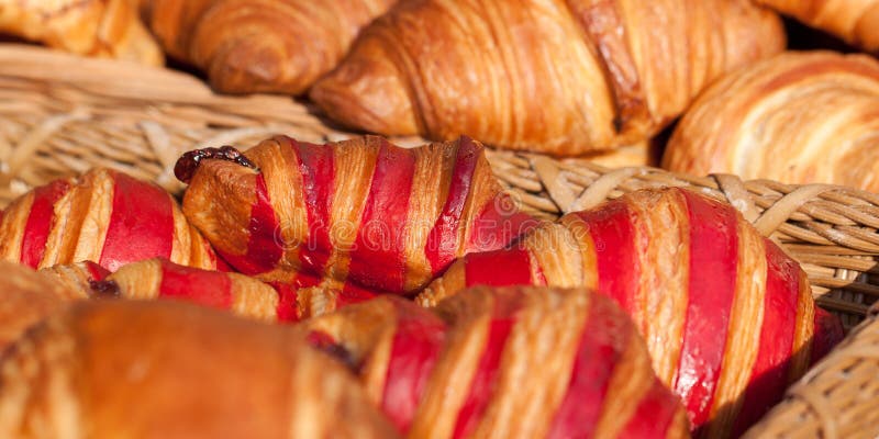 Croissant listrados saborosos de dar água na boca em uma janela da loja ou em uma loja de pastelaria fotos de stock Croissant listrados saborosos de dar água na boca em uma janela da loja ou em uma loja de pastelaria fotos de stock