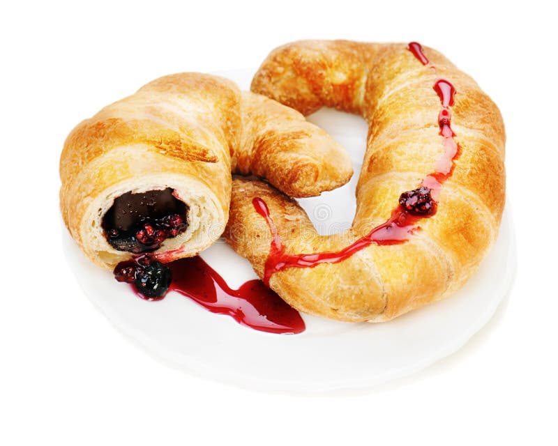 Croissant met chocolade en frambozenjam op geïsoleerde plaat royalty-vrije stock foto Croissant met chocolade en frambozenjam op geïsoleerde plaat royalty-vrije stock foto