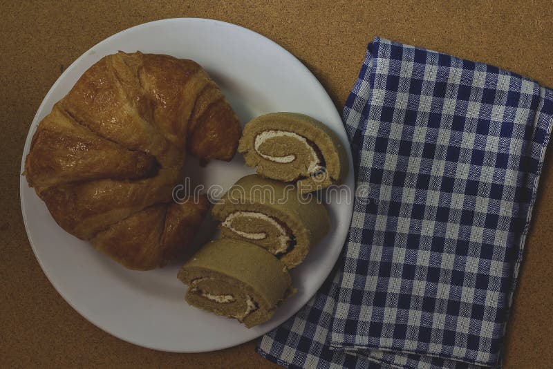 Croissant met jambroodje op witte plaat stock afbeeldingen Croissant met jambroodje op witte plaat stock afbeeldingen