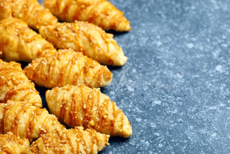 Croissants de caramelo salgado. Cobertos com um fio de caramelo e um crumble doce e salgado foto de stock