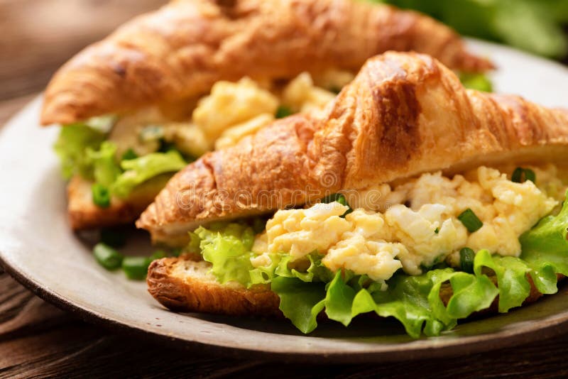 Croissant sandwich au fromage aux oeufs images stock Croissant sandwich au fromage aux oeufs images stock