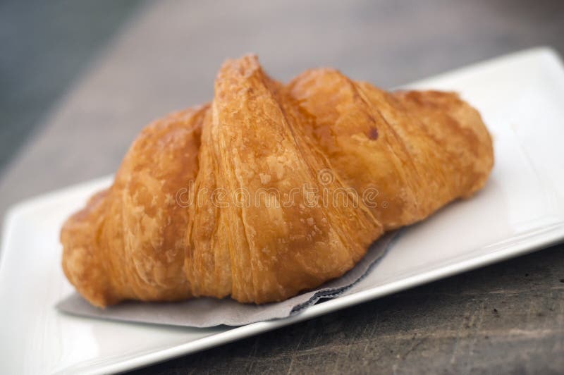 croissant traditionnel dans un plat blanc sur la table photo libre de droits croissant traditionnel dans un plat blanc sur la table photo libre de droits