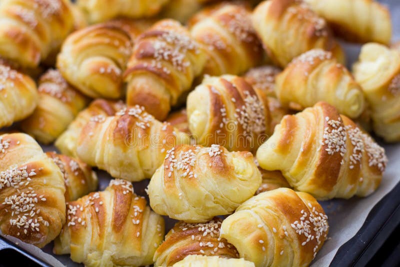 Croissants cocidos al horno frescos imagenes de archivo Croissants cocidos al horno frescos imagenes de archivo