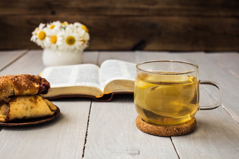 Croissants de marguerites de bible et de thé image stock Croissants de marguerites de bible et de thé image stock