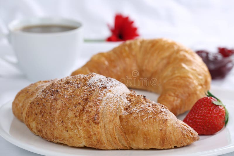 Croissants en koffie voor ontbijt stock afbeelding Croissants en koffie voor ontbijt stock afbeelding