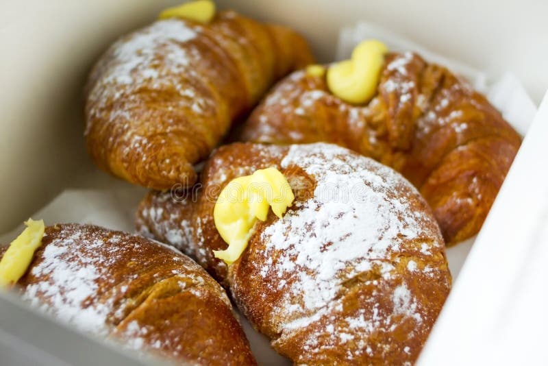 Croissants savoureux pour le petit déjeuner délicieux photos libres de droits Croissants savoureux pour le petit déjeuner délicieux photos libres de droits