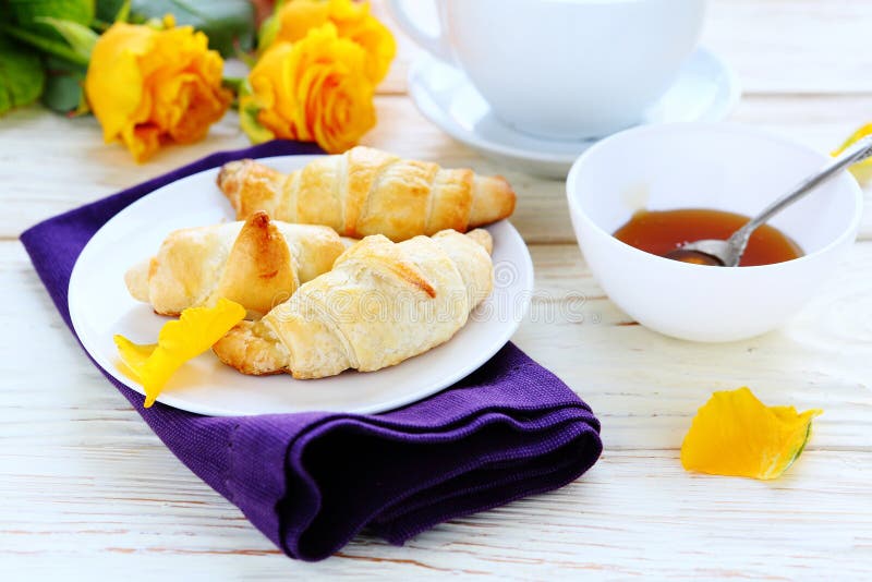 Croissants z miodem dla śniadania zdjęcia stock Croissants z miodem dla śniadania zdjęcia stock