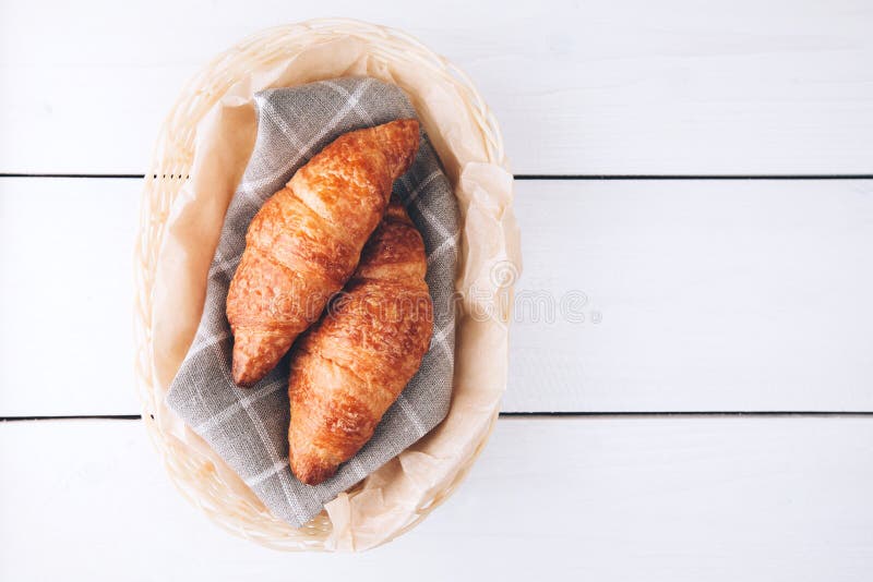 Croissants σε ένα καλάθι στον ξύλινο πίνακα στοκ εικόνες με δικαίωμα ελεύθερης χρήσης Croissants σε ένα καλάθι στον ξύλινο πίνακα στοκ εικόνες με δικαίωμα ελεύθερης χρήσης