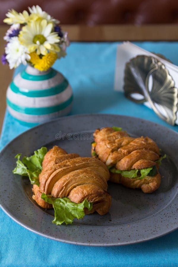Croissantsandwich met ham op grijze plaat stock foto Croissantsandwich met ham op grijze plaat stock foto
