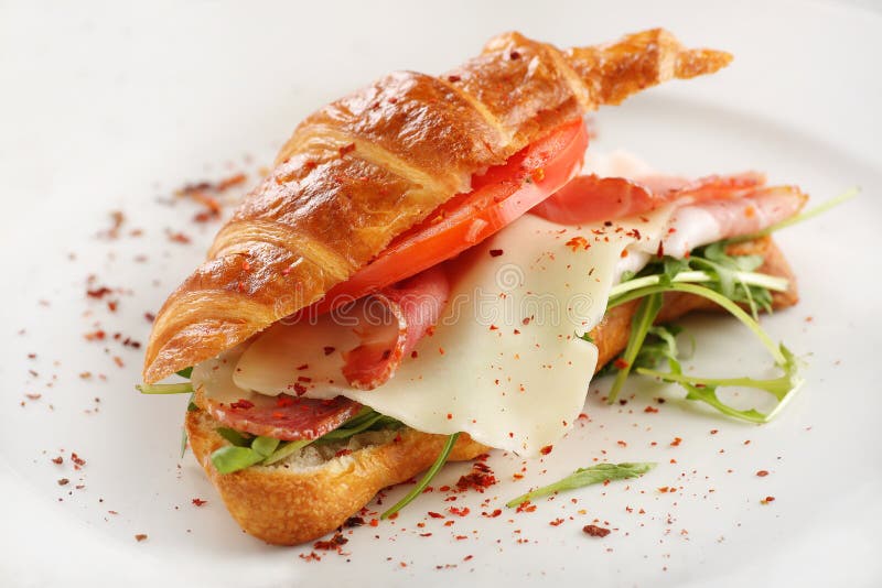 Croissantsandwich met ham op witte achtergrond royalty-vrije stock afbeelding Croissantsandwich met ham op witte achtergrond royalty-vrije stock afbeelding