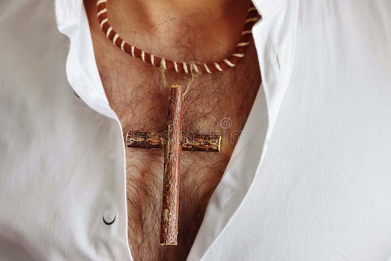 Croix Chrétienne Sur La Poitrine D'un Jeune Homme. Croix Chrétienne En Bois Fait  Main. Arrière. Croix Chrétienne Photo stock - Image du cheveu, fond:  222338396