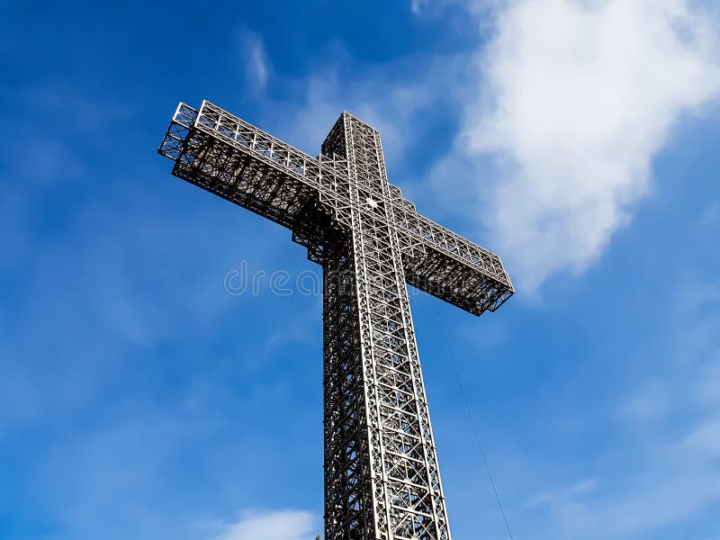 Croix chrétienne de construction en métal avec le beau ciel bleu et le fond nuageux photographie stock libre de droits Croix chrétienne de construction en métal avec le beau ciel bleu et le fond nuageux photographie stock libre de droits