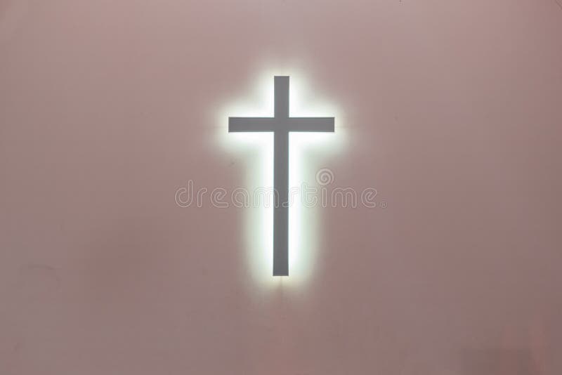 Croix chrétienne sur un fond rose un symbole du christianisme crucifixion