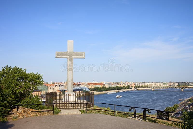 Croix de côte de Gellert à Budapest image libre de droits Croix de côte de Gellert à Budapest image libre de droits