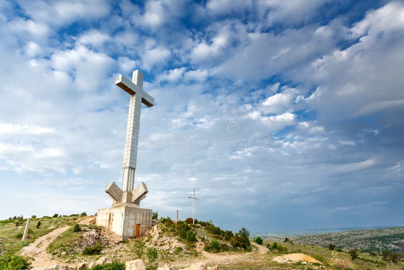 Croix de Mostar sur la colline de bourdonnement, Bosnie images libres de droits Croix de Mostar sur la colline de bourdonnement, Bosnie images libres de droits