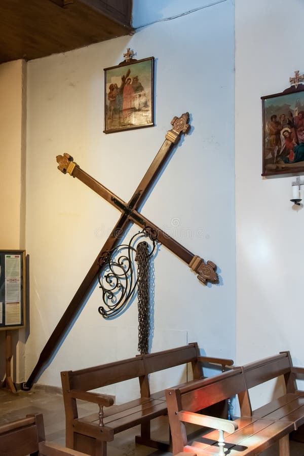 Croix de Pâques avec des chaînes pour le défilé de fête photos libres de droits Croix de Pâques avec des chaînes pour le défilé de fête photos libres de droits