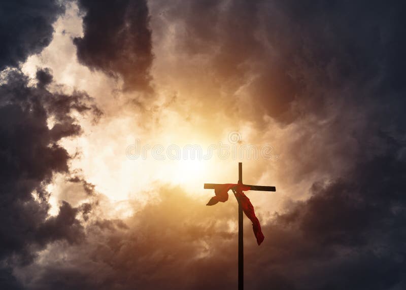 Croix du christianisme et nuages orageux