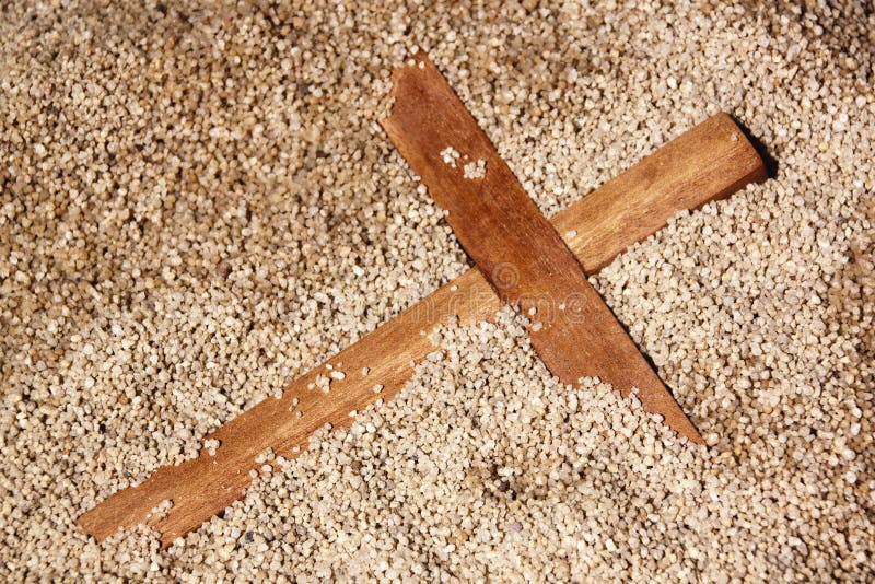 Croix en bois de Forgooten sur le fond de texture de sable photographie stock libre de droits Croix en bois de Forgooten sur le fond de texture de sable photographie stock libre de droits