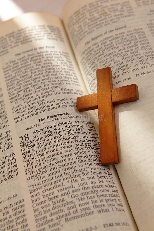 Croix en bois sur une vieille bible photos stock Croix en bois sur une vieille bible photos stock