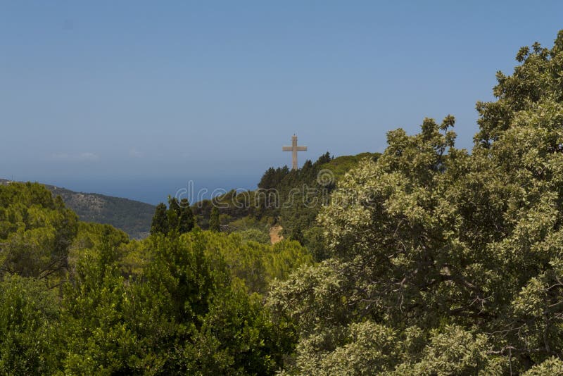 Croix et la plate-forme d'observation sur les filerimos de bâti, Grèce, Rhodes photo libre de droits Croix et la plate-forme d'observation sur les filerimos de bâti, Grèce, Rhodes photo libre de droits