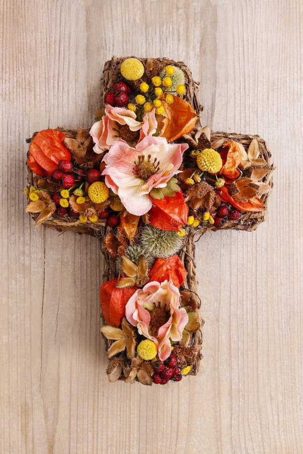 Croix faite de fleurs artificielles et plantes d'automne images libres de droits Croix faite de fleurs artificielles et plantes d'automne images libres de droits