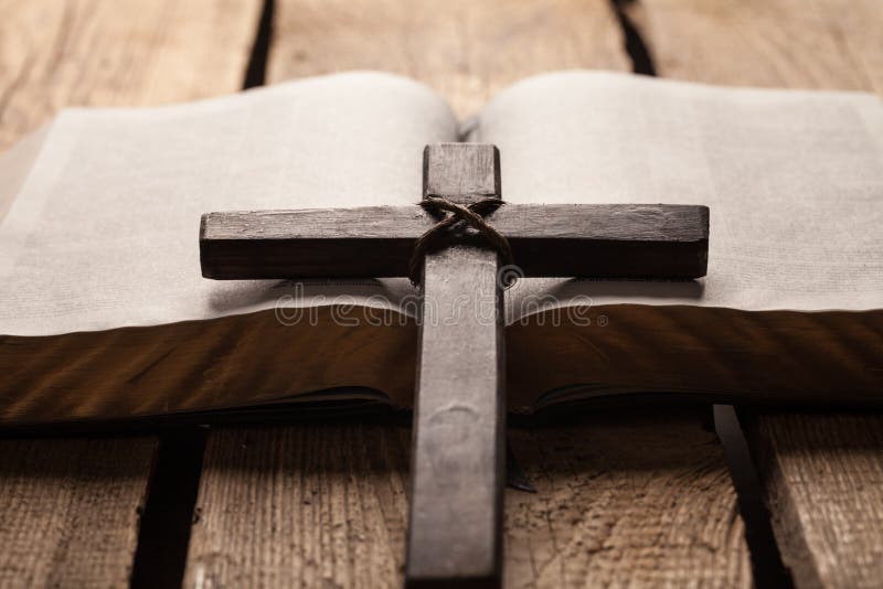 Croix sur la bible photo stock. Image du priez, christianisme 118890646