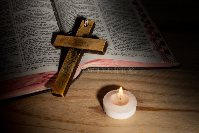 Bible, croix et Mary image stock. Image du jésus, marie 89703033