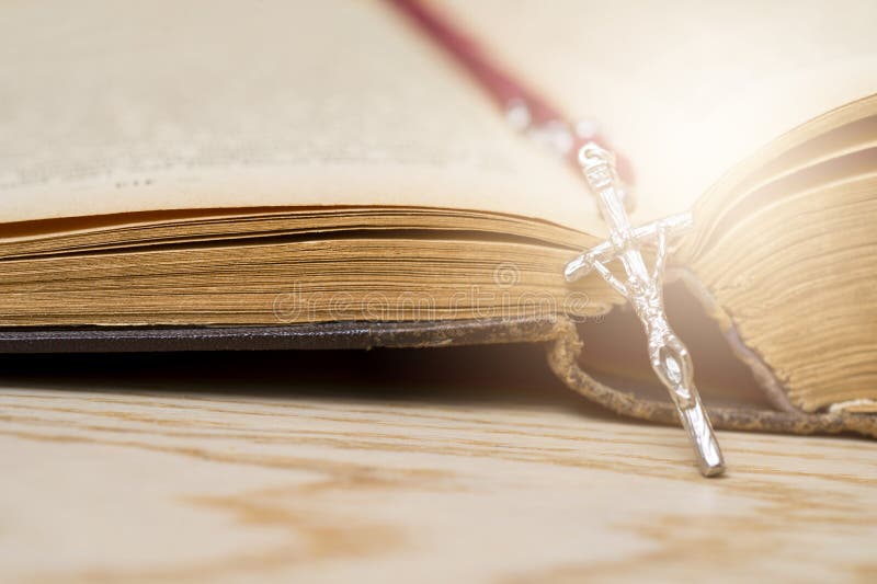 Croix sur la bible sur un fond en bois Livre sacr? image stock Croix sur la bible sur un fond en bois Livre sacr? image stock