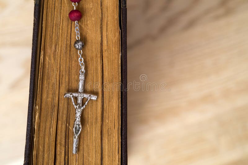 Croix sur la bible sur un fond en bois Livre sacr? image stock Croix sur la bible sur un fond en bois Livre sacr? image stock