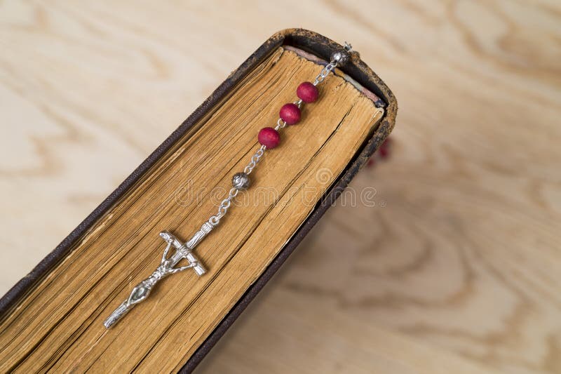 Croix sur la bible sur un fond en bois Livre sacr? photo libre de droits Croix sur la bible sur un fond en bois Livre sacr? photo libre de droits