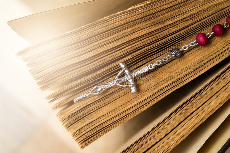 Croix sur la bible sur un fond en bois Livre sacr? images libres de droits Croix sur la bible sur un fond en bois Livre sacr? images libres de droits