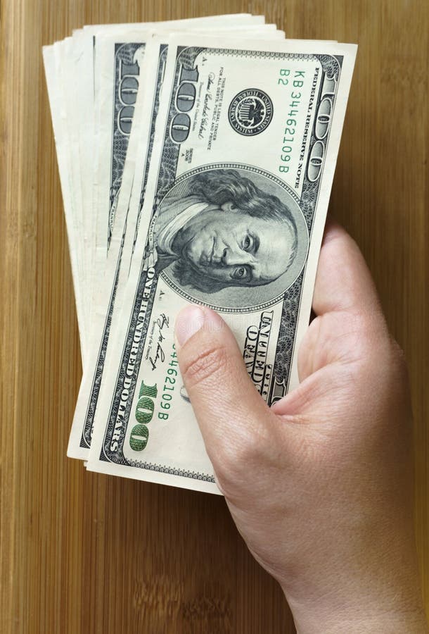 Crolled sterta 100 nowych dolarowych rachunk?w na drewnianym tle zdjęcie stock Crolled sterta 100 nowych dolarowych rachunk?w na drewnianym tle zdjęcie stock