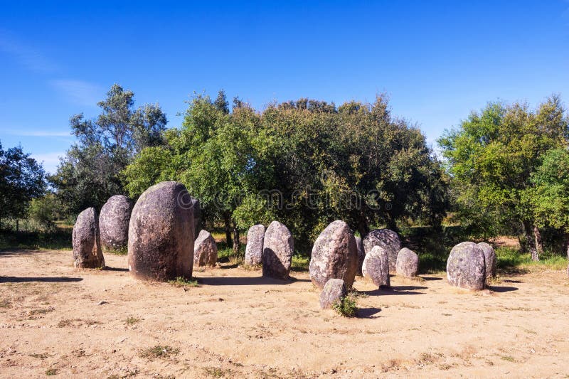 Moinho De Vento De Pedra Histórico Velho No Por Do Sol Em Portugal Foto de  Stock - Imagem de nave, montanha: 136457990