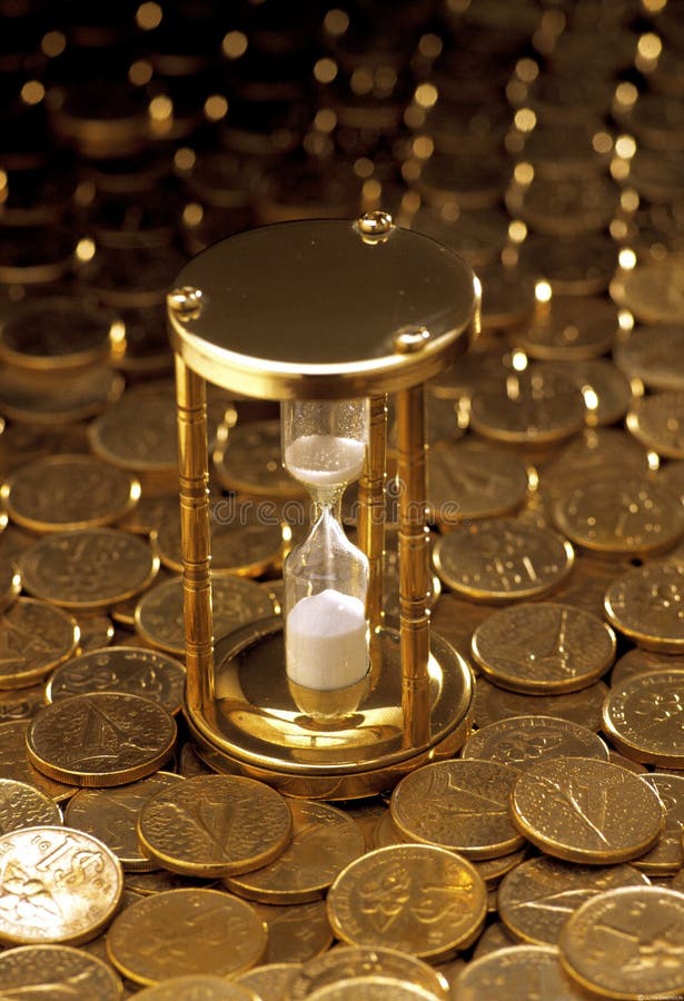 Cronômetro empilhado sobre de moedas de ouro imagens de stock royalty free Cronômetro empilhado sobre de moedas de ouro imagens de stock royalty free